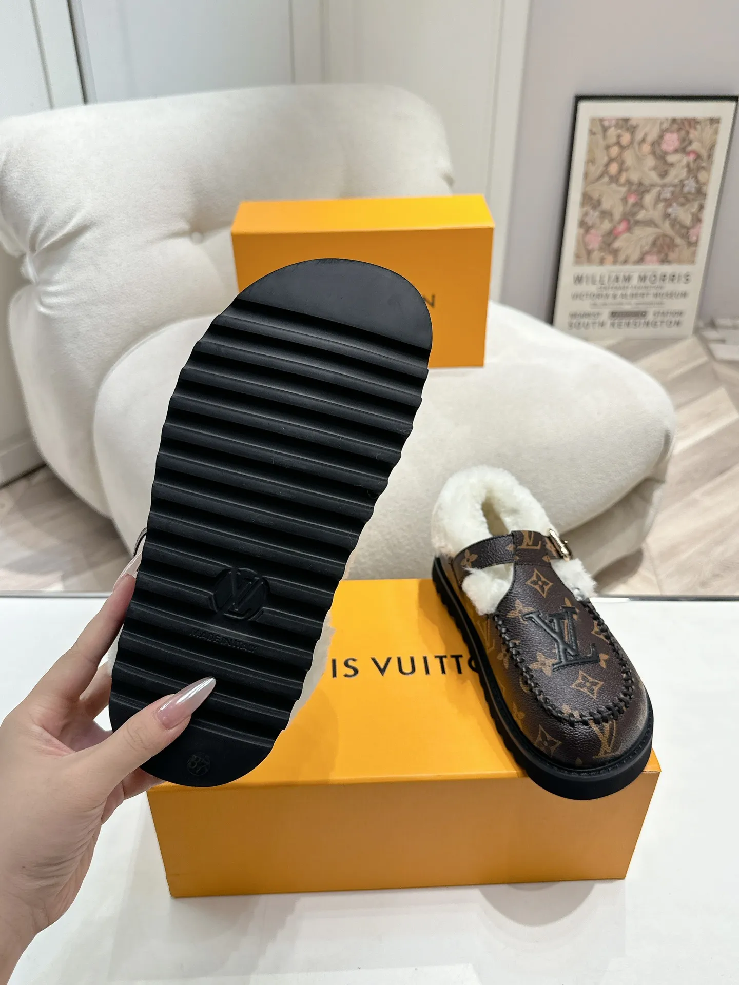 👟👟Ex-factory price 540👟👟Mauri version Louis Vuitton lv louis vuott…on fw24 new arrival～The latest furry slippers for autumn and winter～This pair of furry slippers is also very good-looking! The leather ones are very high-end! ! !Paired with denim shorts in autumn and winter, it’s perfect! Put it on and you will instantly have your ideal height! A favorite style, with fashionable elements, the appearance of the upper is full of nobility. Wearing it can always show the fashionable charm of women. It is fashionable but not too showy. The high-end beef tendon on the upper and the Lvjia letter buckle are so beautiful. Upper: imported high-end frosted/cowhide. Outsole: original outsole. Inner lining: imported real wool. Size: 35-42 (customized at .42).